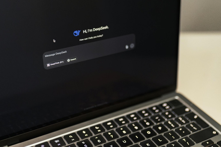 Zbliżenie na ekran laptopa z uruchomionym ekranem startowym DeepSeek'a
