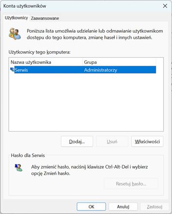 Okno zarządzania kontami użytkowników Windows z listą użytkownika Serwis w grupie Administratorzy i opcjami zmiany hasła