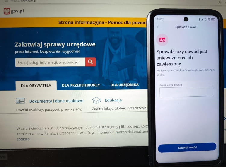 Na zdjęciu widoczny jest ekran laptopa z otwartą stroną internetową gov.pl, na której znajduje się sekcja „Załatwiaj sprawy urzędowe przez internet, bezpiecznie i wygodnie!” oraz wyszukiwarka usług. W dolnej części ekranu widoczne są zakładki: „Dla obywatela”, „Dla przedsiębiorcy”, „Dla urzędnika”, a poniżej opcje „Dokumenty i dane osobowe” oraz „Edukacja”. Na pierwszym planie, po prawej stronie, znajduje się smartfon z otwartą aplikacją umożliwiającą sprawdzenie, czy dowód osobisty jest unieważniony lub zawieszony. Na ekranie telefonu widoczny jest formularz do wpisania serii i numeru dowodu osobistego oraz przycisk „Sprawdź dowód”.