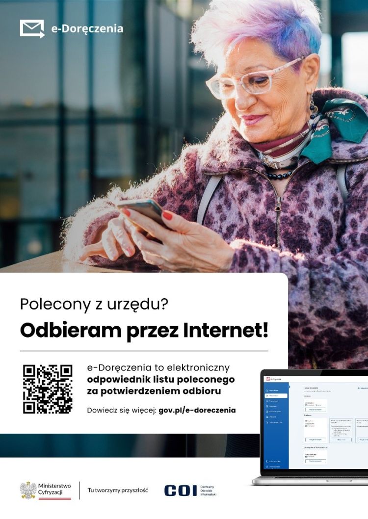 Obraz przedstawia grafikę informacyjną promującą usługę e-Doręczenia, czyli elektroniczny odpowiednik listu poleconego za potwierdzeniem odbioru. Widoczna jest osoba korzystająca ze smartfona oraz hasło „Polecony z urzędu? Odbieram przez Internet!”. Grafika zachęca do korzystania z cyfrowej korespondencji z urzędami i zawiera kod QR prowadzący do dodatkowych informacji o usłudze.